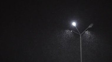 Gece ışıklı fener kar yağışı