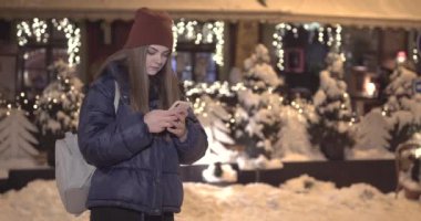 Cep telefonu kullaranarak çekici kadın