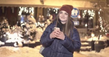 Gece şehir cep telefonu kullanan kadın