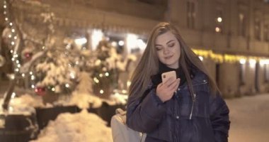 Kadın konuşma sırasında cep telefonu yürümek için sokaklarda