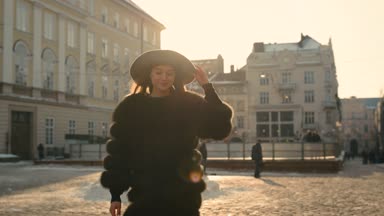 Birisi telefonla arıyor, söz ve mutlu bir şekilde gülümseyerek genç kız