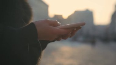 Bir smartphone cep telefonu ile mesaj kadın