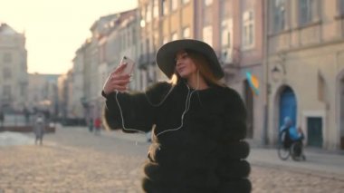 Şık kıyafeti bir selfie yapma genç çekici Bayan portresi