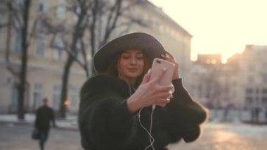 Şık kıyafeti bir selfie yapma genç çekici Bayan portresi