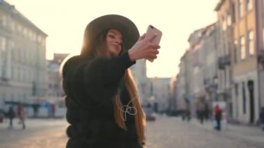 Şık kıyafeti bir selfie yapma genç çekici Bayan portresi