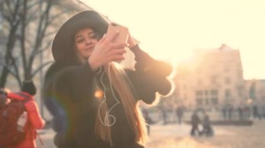 Şık kıyafeti bir selfie yapma genç çekici Bayan portresi