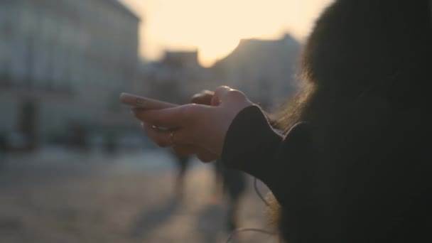 Mujer manos utilizando el teléfono de pantalla táctil al aire libre en la ciudad — Vídeo de stock