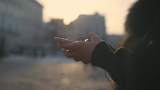 Hände tippen schnelle Textnachrichten auf Smartphone — Stockvideo