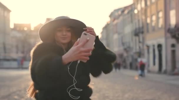 Retrato de joven atractiva hembra en traje elegante haciendo una selfie — Vídeos de Stock