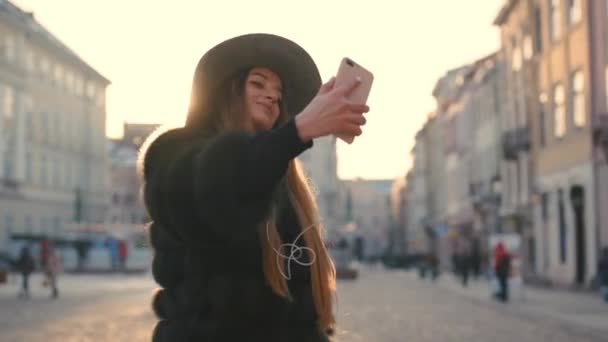 Retrato de joven atractiva hembra en traje elegante haciendo una selfie — Vídeo de stock