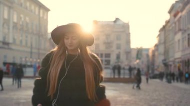 Şehir ve telefonda müzik dinlemek genç kız