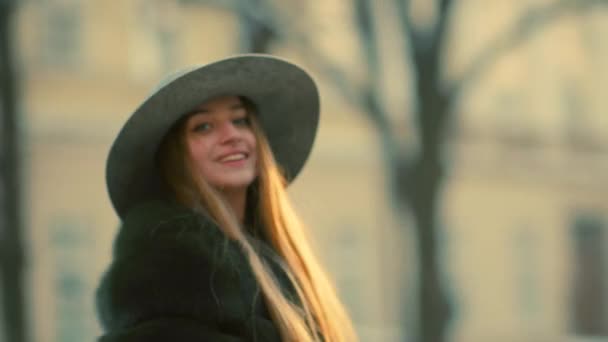 La joven mira hacia la cámara. Feliz sonrisa. Retrato femenino — Vídeo de stock