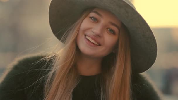 Primo piano di un giovane viso femminile timido sorridente felicemente verso la fotocamera — Video Stock