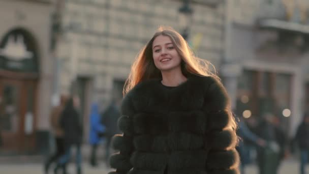 Menina encantadora com grandes olhos azuis e olhar elegante se transforma em câmera e sorrisos — Vídeo de Stock