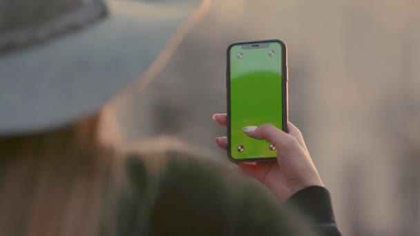 Jeune femme doigts tapant sur son smartphone 