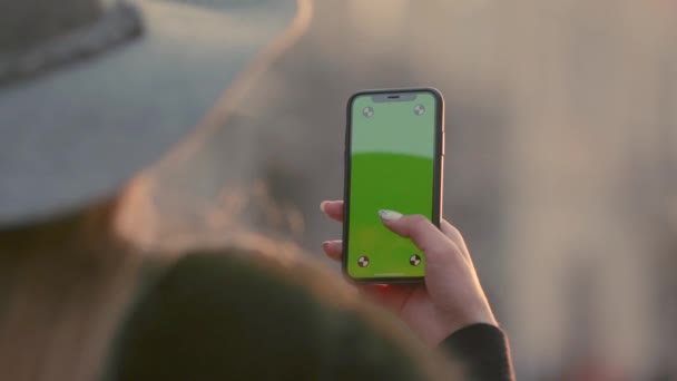 A smartphone segítségével a város háttérben zöld képernyő chroma key folyóvölgy magával ragadó lány — Stock videók