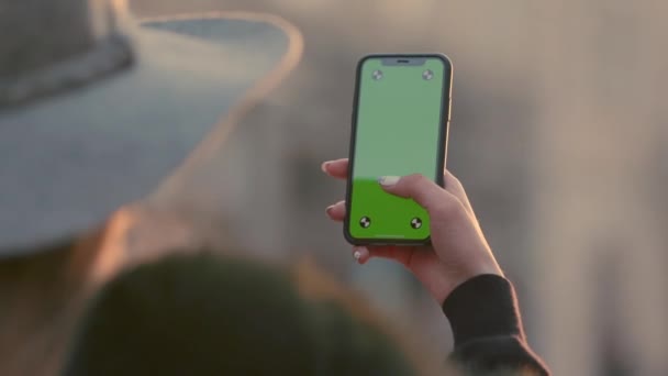 Femme tenant Smartphone écran vert 