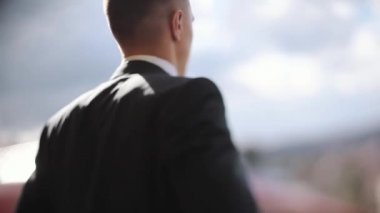 Bir adam silüeti otelin bir ceket giyer