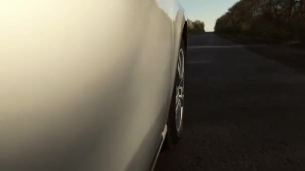 Conduire une voiture est une route de campagne. Tour de roue POV - Point de vue 
