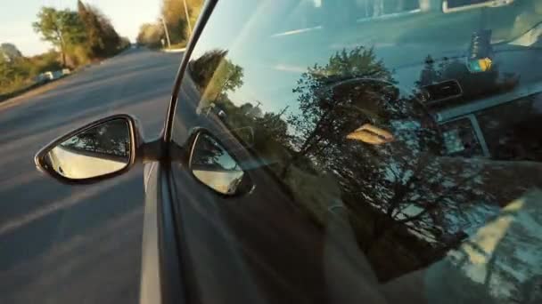 Conduciendo al atardecer en la autopista. Mano en el volante — Vídeos de Stock