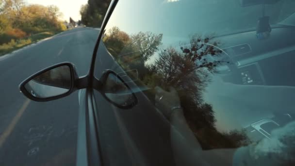 Человек за рулем автомобиля на закате — стоковое видео