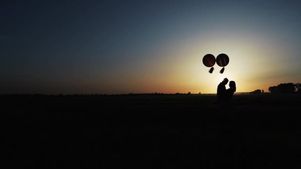 Krásný mladý pár v lásce polibek na slunci — Stock video