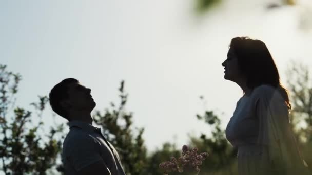 Casal feliz se divertindo ao ar livre — Vídeo de Stock