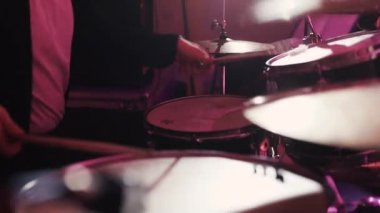 Davulcu el oynamaya Drum tabak kapat