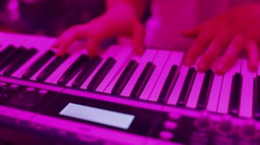 Eller piyanist müzik çalma