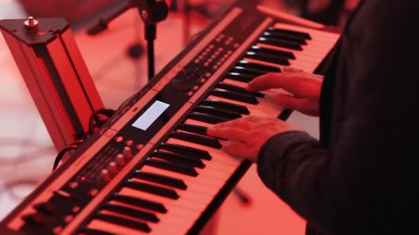 피아노를 치는 사람 — 비디오