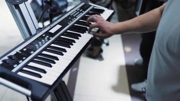 Руки Піаніст грає музику — стокове відео