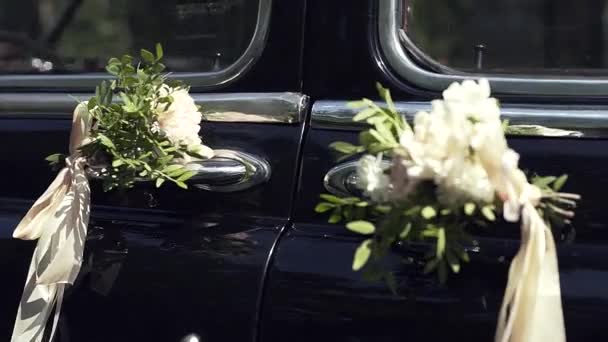 Květiny na auto retro — Stock video