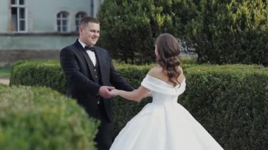 Evlilik çift tarihi Sarayı ile parkta yürüyüş. Esmer genç şık kadın gelin ilk toplantı damat.