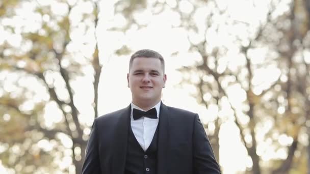 A man in a suit, looks in camera and smiles proud and sure of himself. Professional Man wearing Suit. Looks Enjoyed and Happy. Portrait of a man looking at the future proud of his success and smiling. — Stock Video