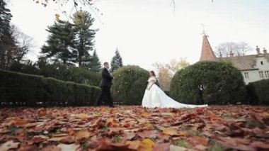 Genç çiftin ilk bakışı, eski şato, gelin ve damadın önünde buluşuyorlar..