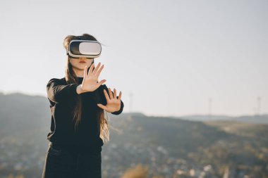 Sanal gerçeklik gözlüklü kadın. VR kulaklıklı kız macera oyunu oynuyor, gençlik eğlencesi, boş zaman aktivitesi. Sanal gerçeklik kulaklığı kullanan tatlı bir kız. Sanal gerçeklik oyunu. Vr kulaklık takıyor