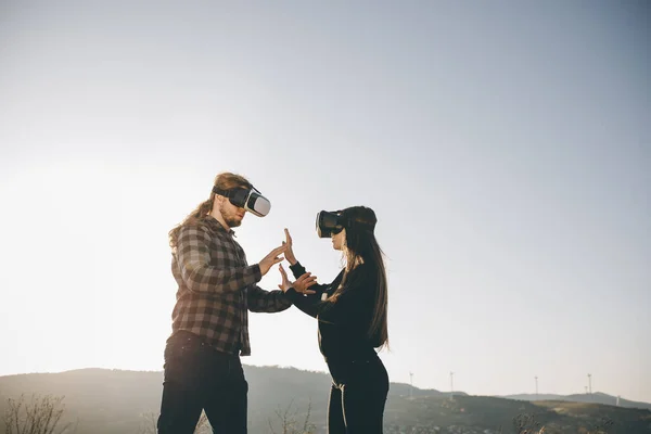 Zwei Personen mit vr Brille. junge erwachsene kaukasische Männer und Frauen, die gemeinsam eine holographische Augmented-Reality-Brille benutzen. — Stockfoto