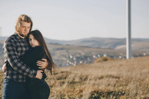 Junges verliebtes Paar im Freien. atemberaubende sinnliche Outdoor-Porträt von jungen stilvollen Mode-Paar posiert im Feld. — Stockfoto