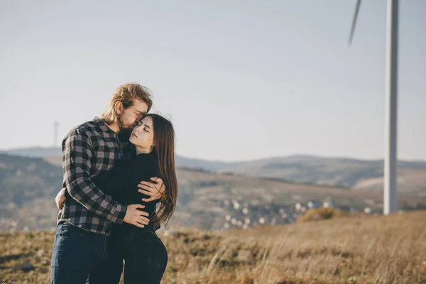 Pareja joven enamorada al aire libre. Besar a una pareja joven. retrato familiar romántico . — Foto de Stock