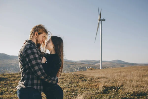 Romantischer, zärtlicher Moment eines jungen attraktiven Paares. ziemlich entzückendes Mädchen. Außenporträt eines romantischen jungen Paares. — Stockfoto