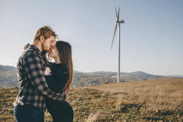 Porträt eines Liebespaares, das sich im Park küsst und glücklich aussieht. junges verliebtes Paar im Freien. Junges Paar küsst. Romantisches Familienporträt — Stockfoto