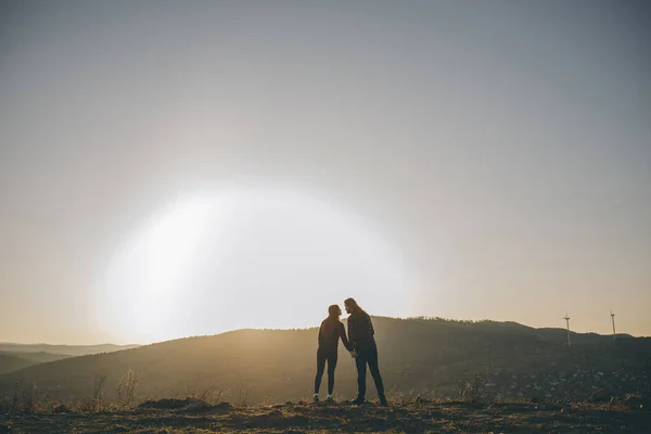 Silhouette von romantischen Paar küssen. Paar Händchen haltend. Liebespaar hält Hand bei Sonnenaufgang. — Stockfoto