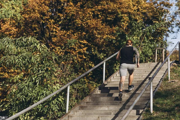 Молодий чоловік, спортсмен, біжить по сходах, тренуючи напружені тренування з кардіо "Робітників". — стокове фото