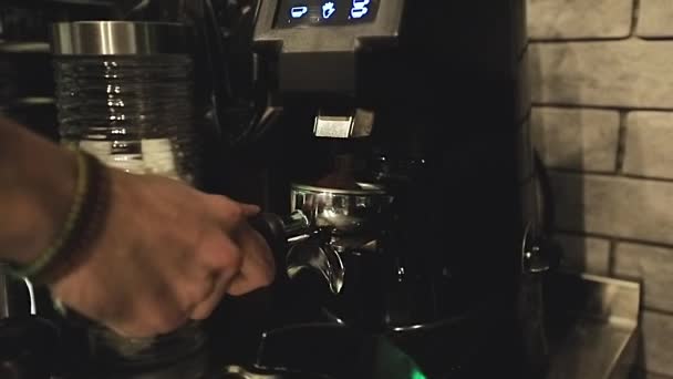 Göra espresso på ett café. Barista gör kaffe med espressomaskin. Gör kaffe. Tillagning och servering av färskt kaffe i cafeterian. — Stockvideo