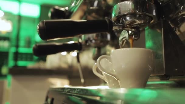 Preparando e servindo café fresco em uma cafeteria de luxo. Máquina de café derramando café expresso na xícara. Closeup preparar duplo tiro de café expresso, câmera lenta — Vídeo de Stock