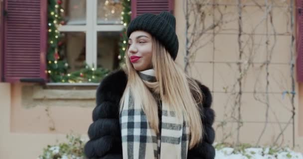 Retrato de mulher morena linda com maquiagem de batom vermelho sorrindo para a câmera. Rosto de menina bonita com batom vermelho em seus lábios e dentes brancos. Mulher é feliz e sorrindo . — Vídeo de Stock