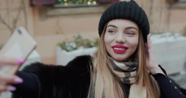 Faccia da primo piano di una giovane donna che si fa selfie. Beauty blogger. Ritratto femminile. Bellezza naturale, espressione della felicità . — Video Stock
