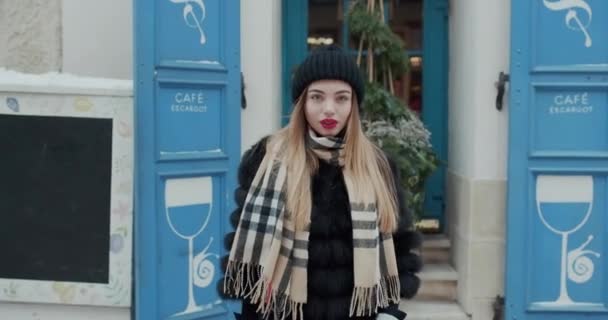 Chica despreocupada posando en la calle. Mujer de moda y positiva divirtiéndose. Elegantemente vestida modelo chica posando en las calles de la ciudad . — Vídeo de stock