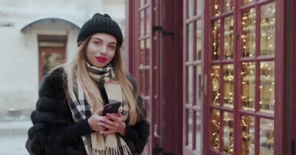Atraktivní krásné ženy blogger pomocí smartphone a nahrávání video vlog pro své předplatitele — Stock video