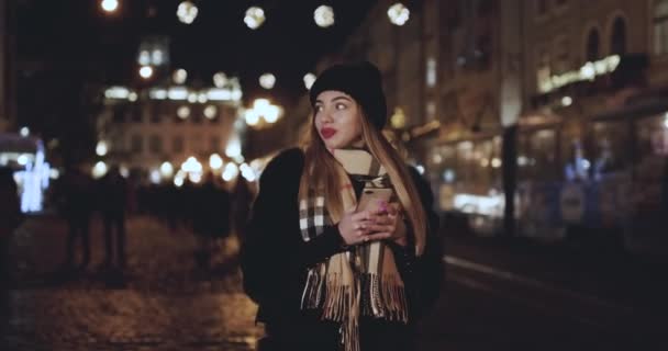 Junge Frau, die im Freien per SMS kommuniziert. Teenager Mädchen mit Smartphone SMS teilen Nachrichten in sozialen Medien genießen mobile Technologie während Spaziergang auf den Straßen der Stadt Nacht. — Stockvideo